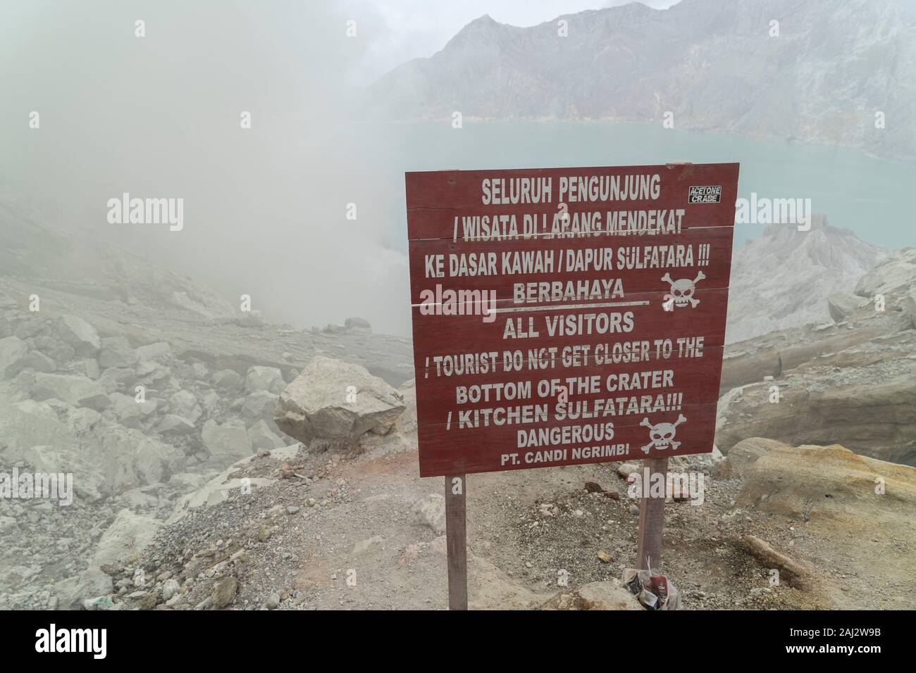 Segnale di avviso dall'velenosi miniere di zolfo al di sotto al vulcano Ijen.Il vulcano Ijen è uno dei pochi luoghi in cui lo zolfo è ancora minate senza macchine, il cratere di vulcano ha una bocca attiva che produce zolfo elementare. La respirazione nel gas di zolfo può provocare a lungo termine le implicazioni sanitarie ma nonostante ciò non vi è carenza di minatori locali disposti a rischiare tutto per guadagnare un buon stipendio, minatori fare un reddito medio di tre volte superiore al salario locale. Zolfo puro viene utilizzato nella famiglia di prodotti per la pulizia, il make up, esplosivi e purificazione di zucchero. Il vulcano attrac anche Foto Stock