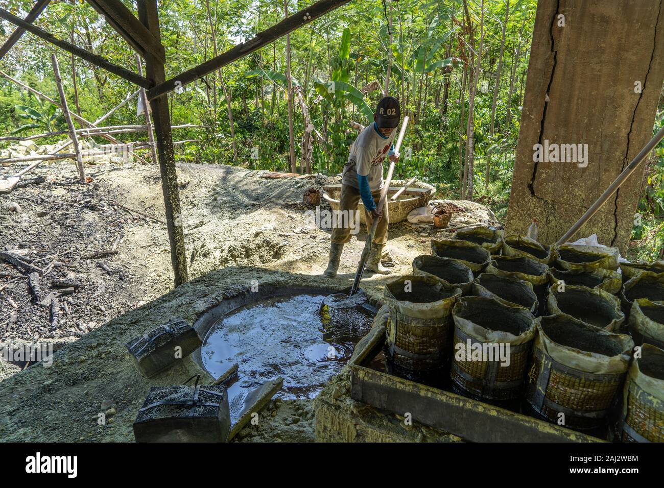 Il fango viene estratta dal liquido in ebollizione zolfo allo zolfo una fabbrica di trasformazione profonda nella giungla vicino a Banyuwangi.Il vulcano Ijen è uno dei pochi luoghi in cui lo zolfo è ancora minate senza macchine, il cratere di vulcano ha una bocca attiva che produce zolfo elementare. La respirazione nel gas di zolfo può provocare a lungo termine le implicazioni sanitarie ma nonostante ciò non vi è carenza di minatori locali disposti a rischiare tutto per guadagnare un buon stipendio, minatori fare un reddito medio di tre volte superiore al salario locale. Zolfo puro viene utilizzato nella famiglia di prodotti per la pulizia, il make up, esplosivi Foto Stock
