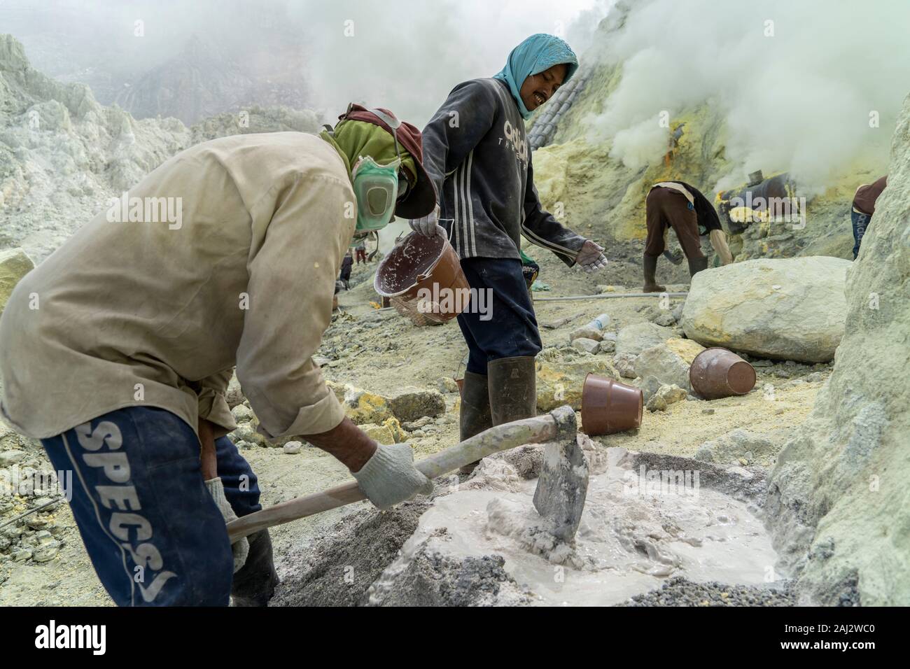 I minatori preparare alcune concrete per aiutare a impostare la miniera di zolfo tubi al posto al vulcano.Il vulcano Ijen è uno dei pochi luoghi in cui lo zolfo è ancora minate senza macchine, il cratere di vulcano ha una bocca attiva che produce zolfo elementare. La respirazione nel gas di zolfo può provocare a lungo termine le implicazioni sanitarie ma nonostante ciò non vi è carenza di minatori locali disposti a rischiare tutto per guadagnare un buon stipendio, minatori fare un reddito medio di tre volte superiore al salario locale. Zolfo puro viene utilizzato nella famiglia di prodotti per la pulizia, il make up, esplosivi e purificazione di zucchero. Il Foto Stock