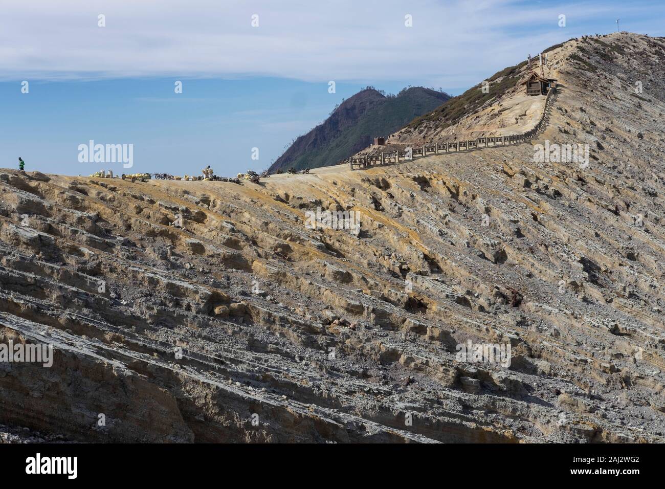 Vista del crinale del vulcano Ijen.Il vulcano Ijen è uno dei pochi luoghi in cui lo zolfo è ancora minate senza macchine, il cratere di vulcano ha una bocca attiva che produce zolfo elementare. La respirazione nel gas di zolfo può provocare a lungo termine le implicazioni sanitarie ma nonostante ciò non vi è carenza di minatori locali disposti a rischiare tutto per guadagnare un buon stipendio, minatori fare un reddito medio di tre volte superiore al salario locale. Zolfo puro viene utilizzato nella famiglia di prodotti per la pulizia, il make up, esplosivi e purificazione di zucchero. Il vulcano attira anche i turisti che vengono a witnes Foto Stock