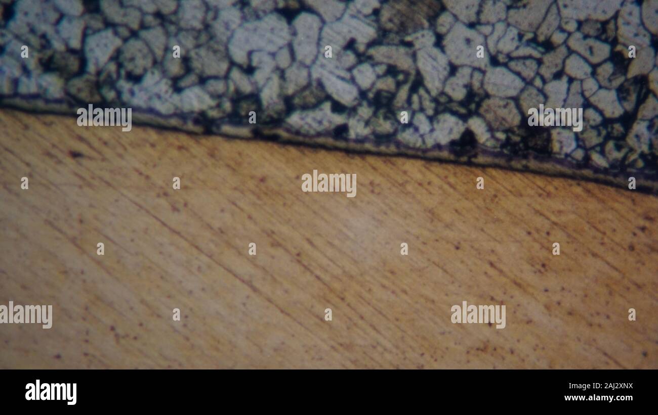 Micrografia di asilicon manganese rame lega per brasatura su un acciaio a basso tenore di carbonio substrato con lo strato intermetallico Foto Stock