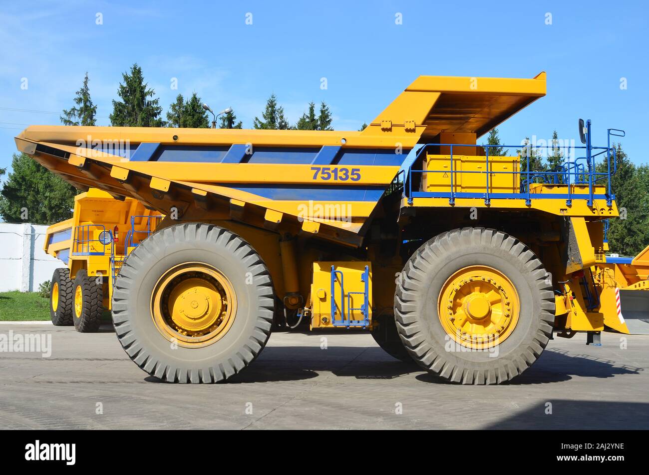 Heavy-Duty camion magazzino a autoworks. Gigantesco dumper da miniera  fabbricazione da parte del veicolo pesante impianto. Cava di pesanti  attrezzature. Le miniere di carbone, granit Foto stock - Alamy