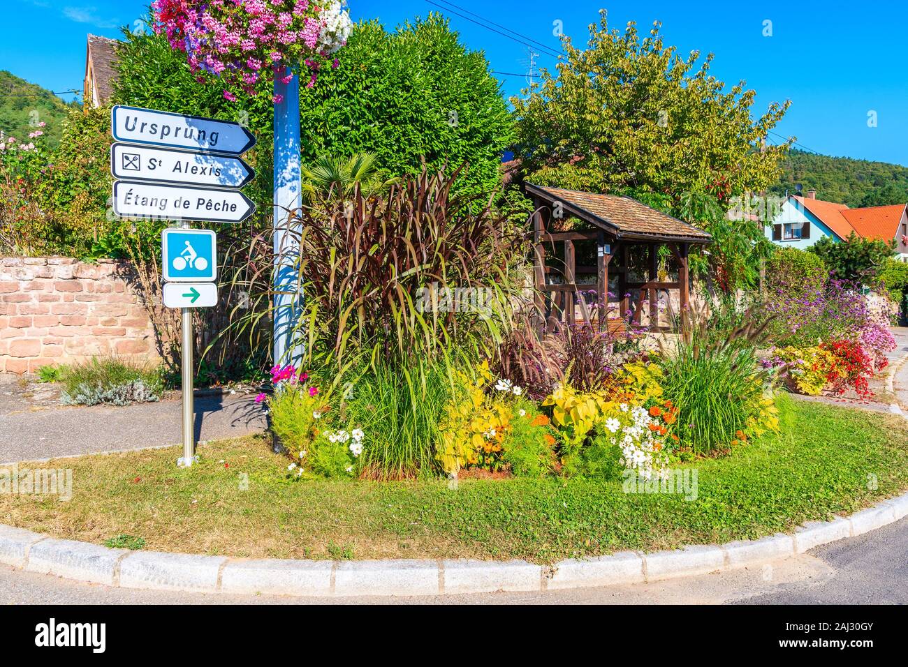RIQUEWIHR, Francia - Set 18, 2019: Segno con escursioni in bicicletta le direzioni e nomi di luogo sul vino Alsaziano rotta nel villaggio di Riquewihr, Francia. Foto Stock