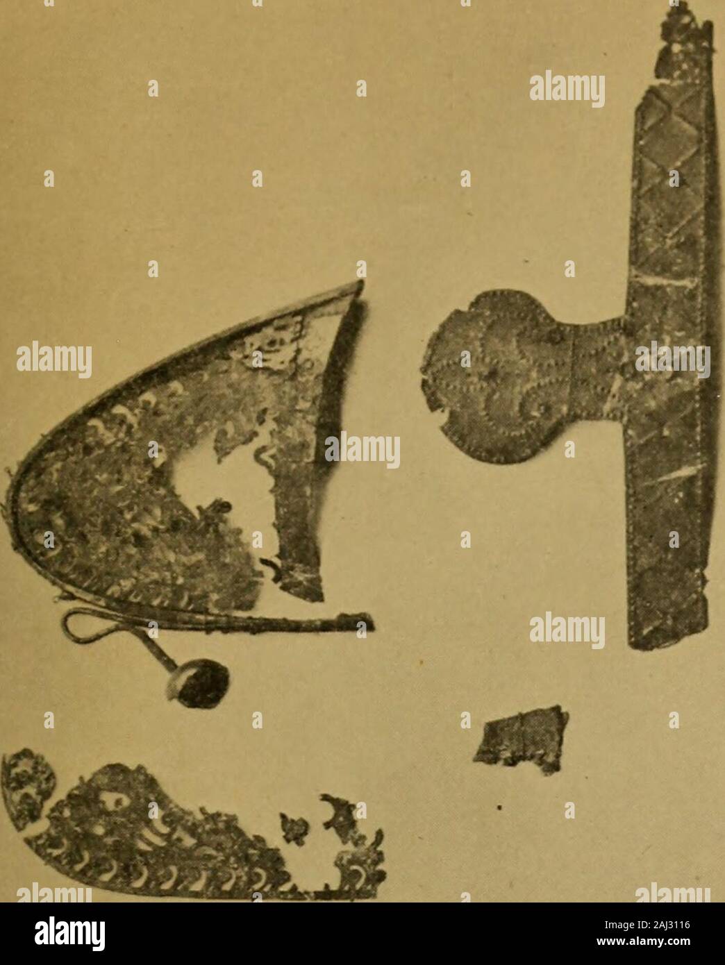 Metalli e la lavorazione dei metalli nel vecchio Giappone . un rivestimento per othermetals per proteggerli da ossidazione e per scopi di.display. Così nei primi secoli della nostra epoca troviamo itemployed per rivestimento in rame e bronzo anelli e otherobjects per ornamento personale e un ferro di cavallo-bit e orna-mentale di appendici che w^ere attaccato al bardature ofhorses. Nella sua applicazione per questi scopi i giapponesi di questi,tempi remoti visualizzare straordinaria abilità nel w^orking di themetal, e nell'arte di ornamenting con trafitto andrepousse disegni. Gli esempi più antichi dell'uso dell'oro sono Foto Stock