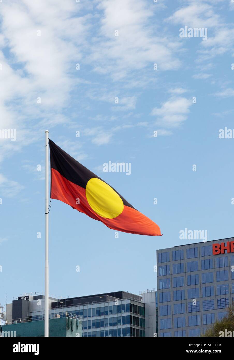 La Aborigeni Australiani bandiera in Victoria Square Adelaide, Australia del Sud Foto Stock