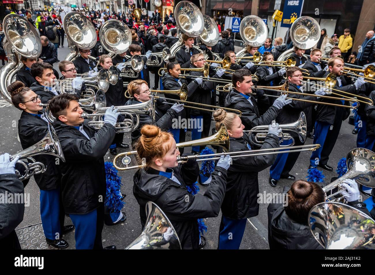 Il Brunswick High School band - London Capodanno Parade segna l inizio del nuovo anno, 2020. Foto Stock