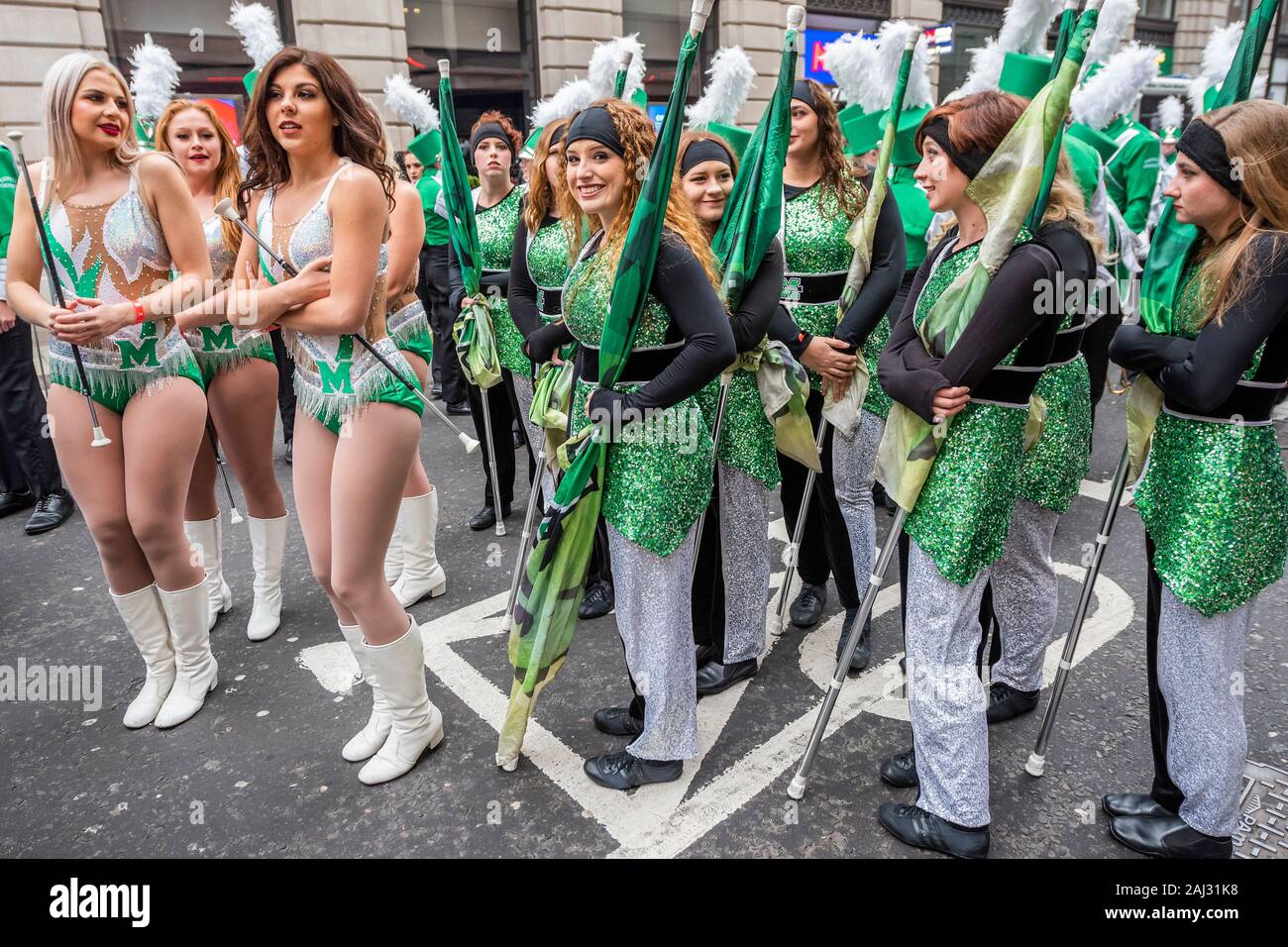 Un cheerleeder dalla Marshall University Marching Thunder brividi mentre ella attende di inizio - La Londra Capodanno Parade segna l inizio del nuovo anno, 2020. Foto Stock