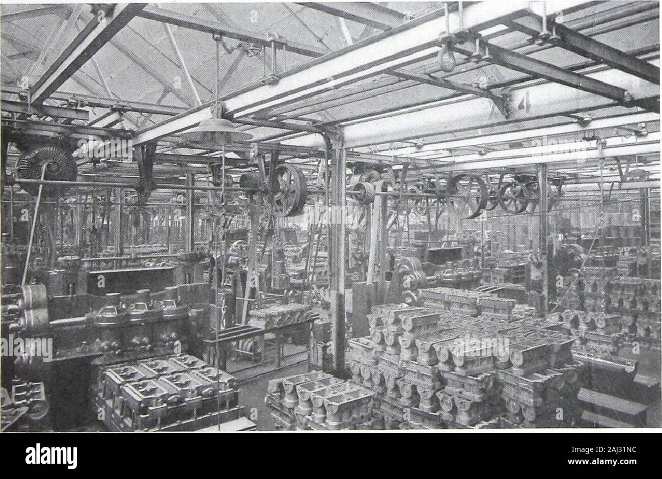 Aria, luce ed efficienza che mostra influenza del tipo a ghigliottina e progettazione edilizia . Vista superiore: Motore reparto di testing, Ford Motor Co., Detroit, Michigan. Sash PondContinuous stagno con dispositivo di azionamento utilizzato nel dente di sega. In foregroundis vede un'apertura per la ventilazione forzata alla base di una colonna. Vista inferiore: Cilindro reparto lavorazioni meccaniche, stesso edificio.. tJie Ford Motor Co. machine shop. 31 aria, L 1 (.. H T e l'efficienza Foto Stock