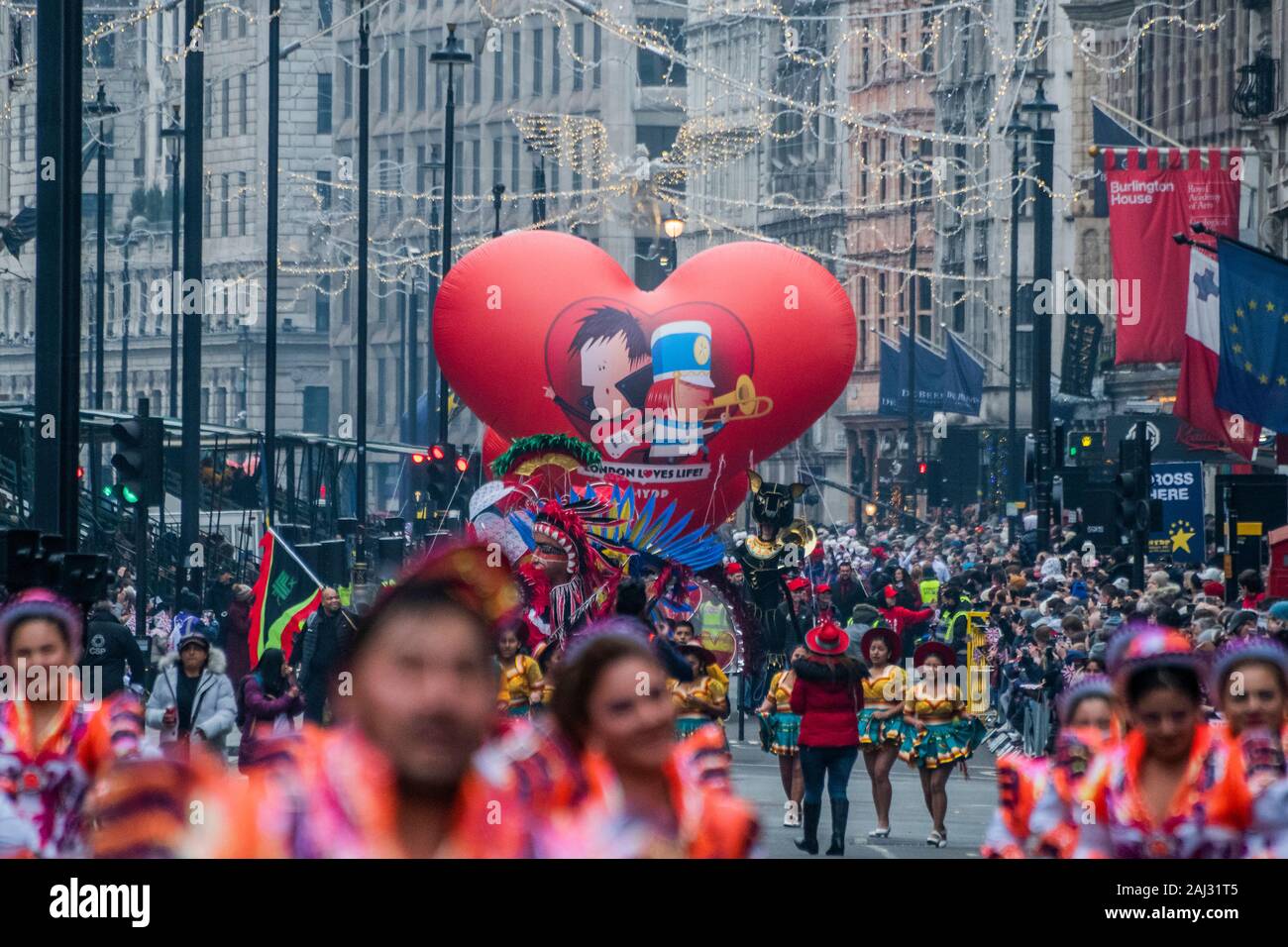 Alcuni dei palloncini giganti - London Capodanno Parade segna l inizio del nuovo anno, 2020. Foto Stock