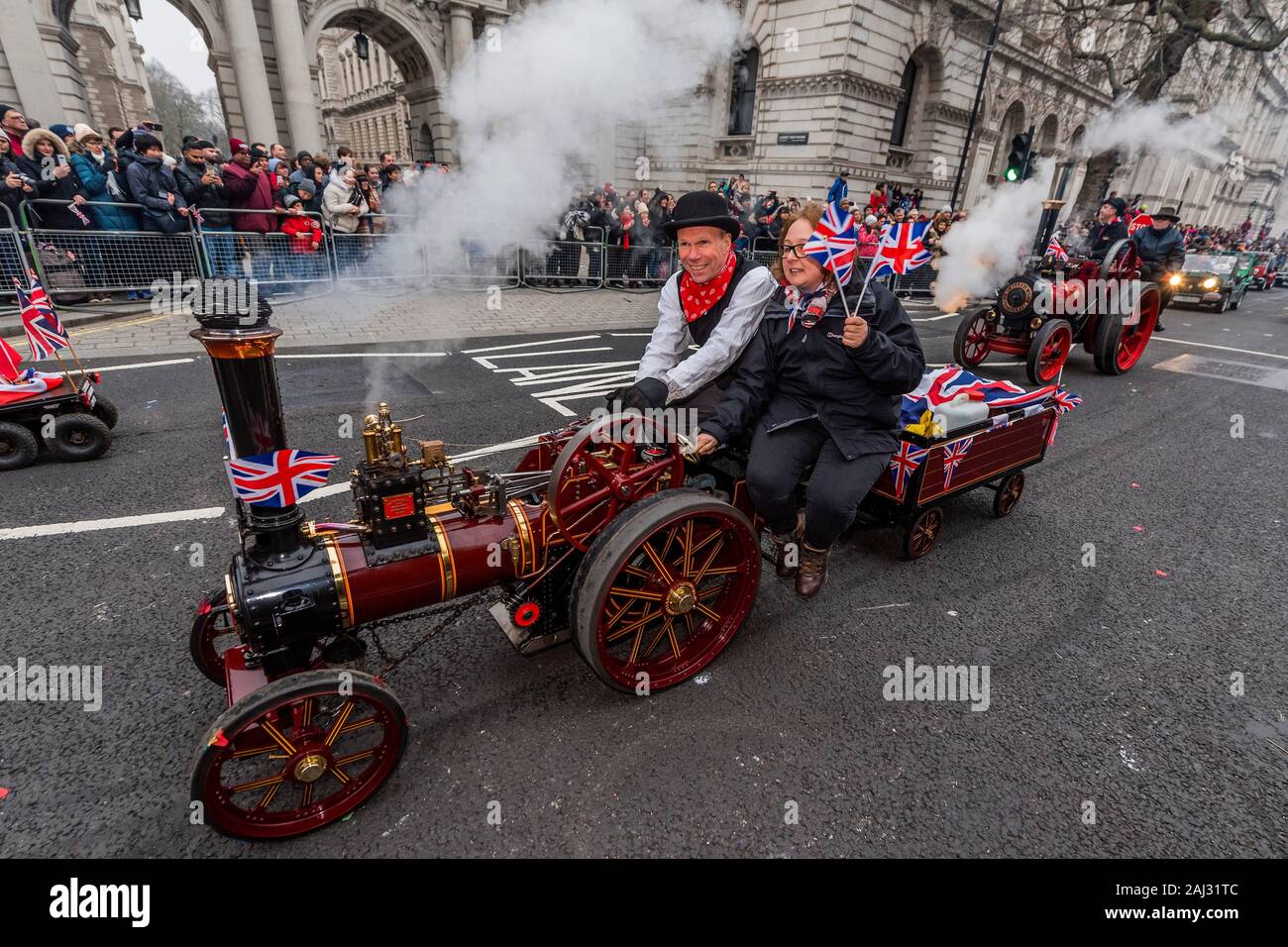 Vaporizzatori in miniatura per beneficenza - London Capodanno Parade segna l inizio del nuovo anno, 2020. Foto Stock