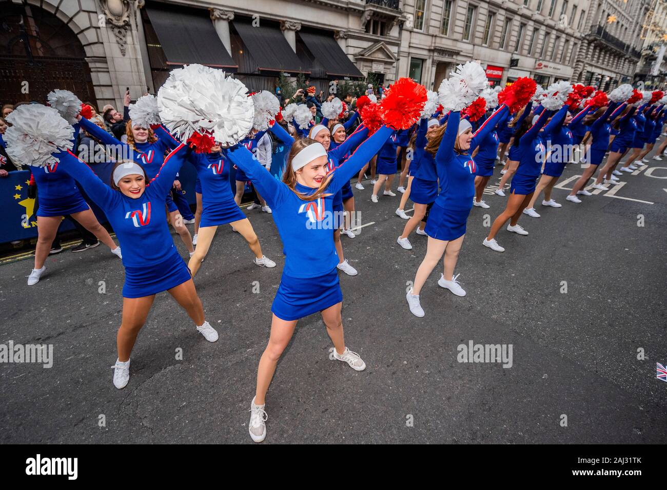 The Varsity spirito Cheerleaders All-American - London Capodanno Parade segna l inizio del nuovo anno, 2020. Foto Stock