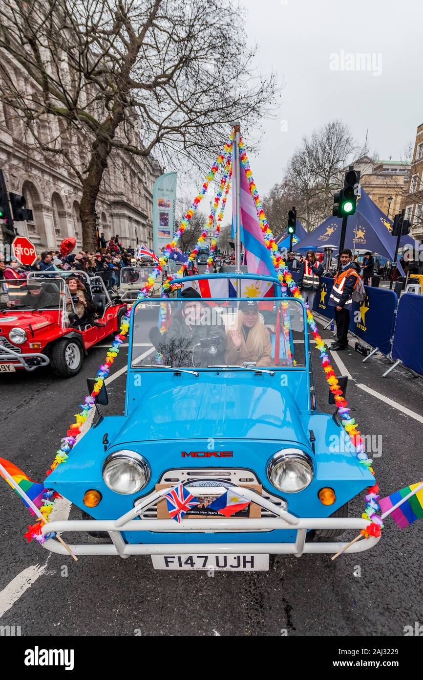 Mini Mokes - London Capodanno Parade segna l inizio del nuovo anno, 2020. Foto Stock