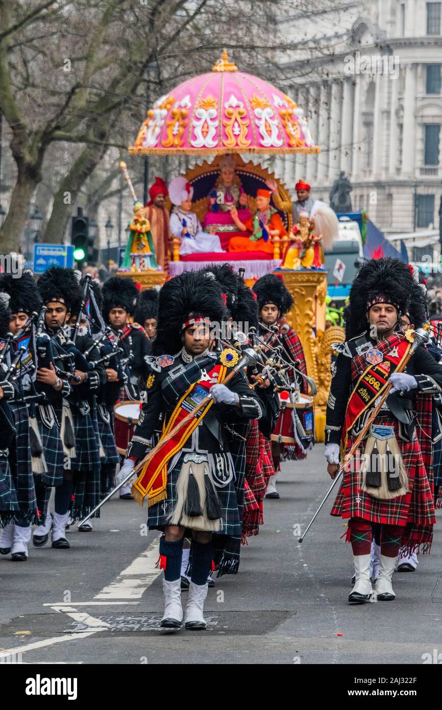 Shree Muktajeevan Swambipapa Pipe Band - London Capodanno Parade segna l inizio del nuovo anno, 2020. Foto Stock