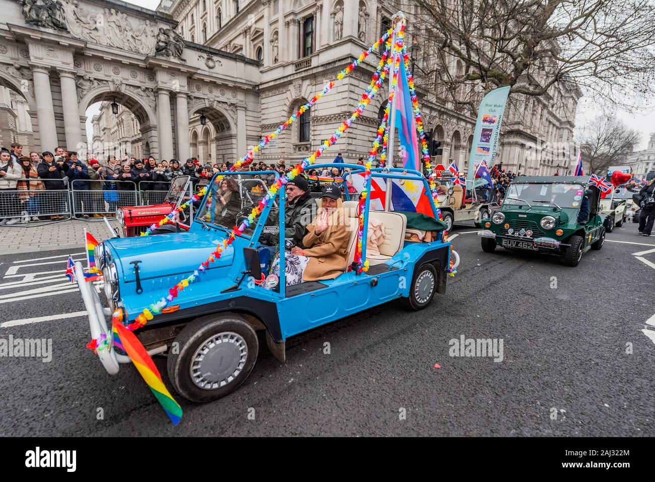Mini Mokes - London Capodanno Parade segna l inizio del nuovo anno, 2020. Foto Stock