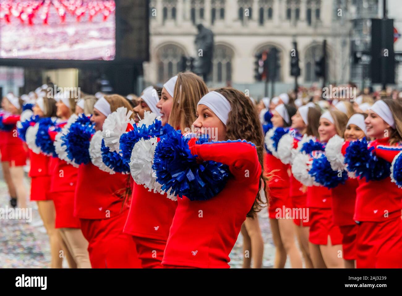 The Varsity spirito Cheerleaders All-American - London Capodanno Parade segna l inizio del nuovo anno, 2020. Foto Stock