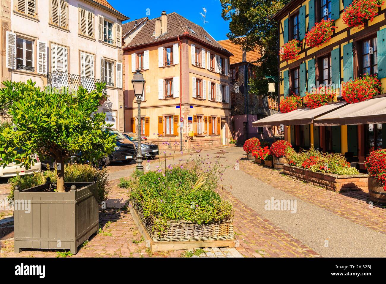 La bella architettura di Bergheim piazza del villaggio che si trova sulla famosa strada dei vini di Alsazia, Francia Foto Stock