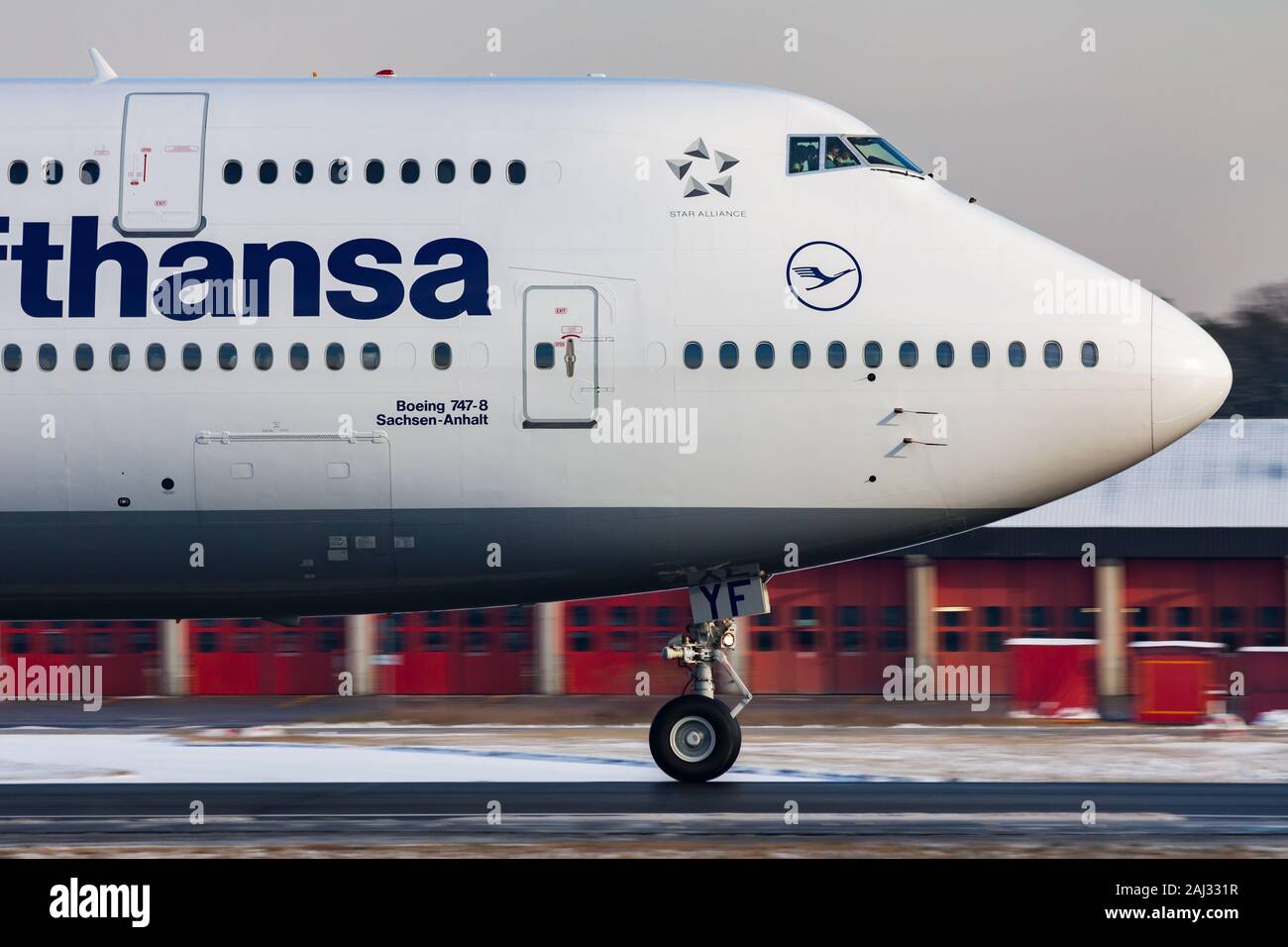 Francoforte / Germania - 8 dicembre 2012: Lufthansa Boeing 747-8 D-ABYF aereo passeggeri in partenza dall'aeroporto di Francoforte Foto Stock