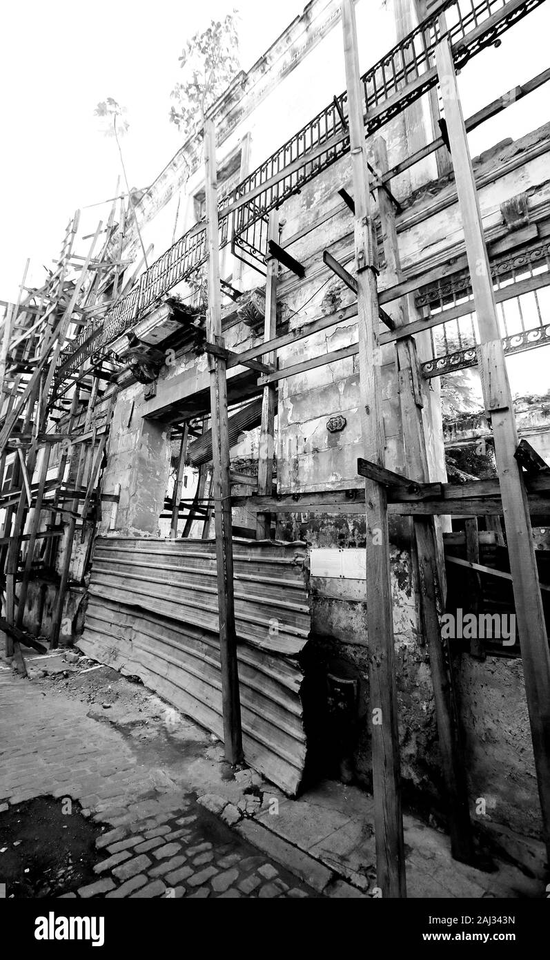 Edificio di decadimento nella città vecchia, Cuba, La Habana Foto Stock