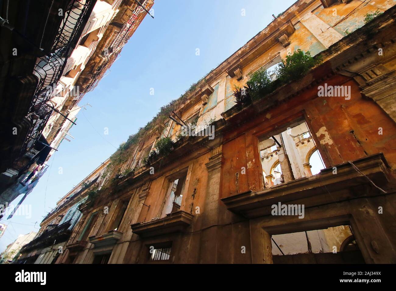 Edificio abbandonato e fatiscente su una strada a l'Avana, Cuba. A la Havana. Ciuba Foto Stock