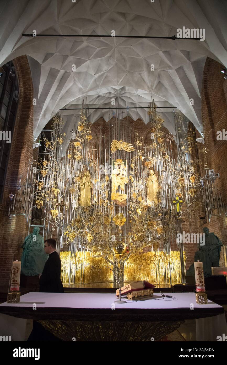 L'Ambra altare in kosciol Sw. Brygidy (St. Brigida la Chiesa) in Gdansk, Polonia, 16 dicembre 2019. L altare è la più grande struttura ambra in w Foto Stock