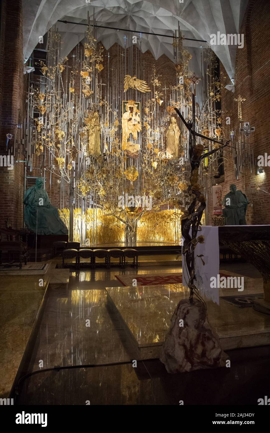 L'Ambra altare in kosciol Sw. Brygidy (St. Brigida la Chiesa) in Gdansk, Polonia, 16 dicembre 2019. L altare è la più grande struttura ambra in w Foto Stock