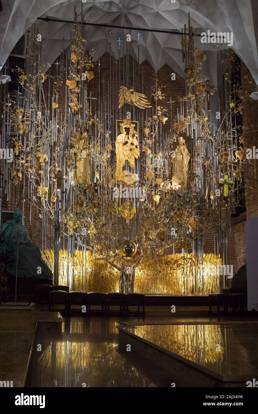 L'Ambra altare in kosciol Sw. Brygidy (St. Brigida la Chiesa) in Gdansk, Polonia, 16 dicembre 2019. L altare è la più grande struttura ambra in w Foto Stock