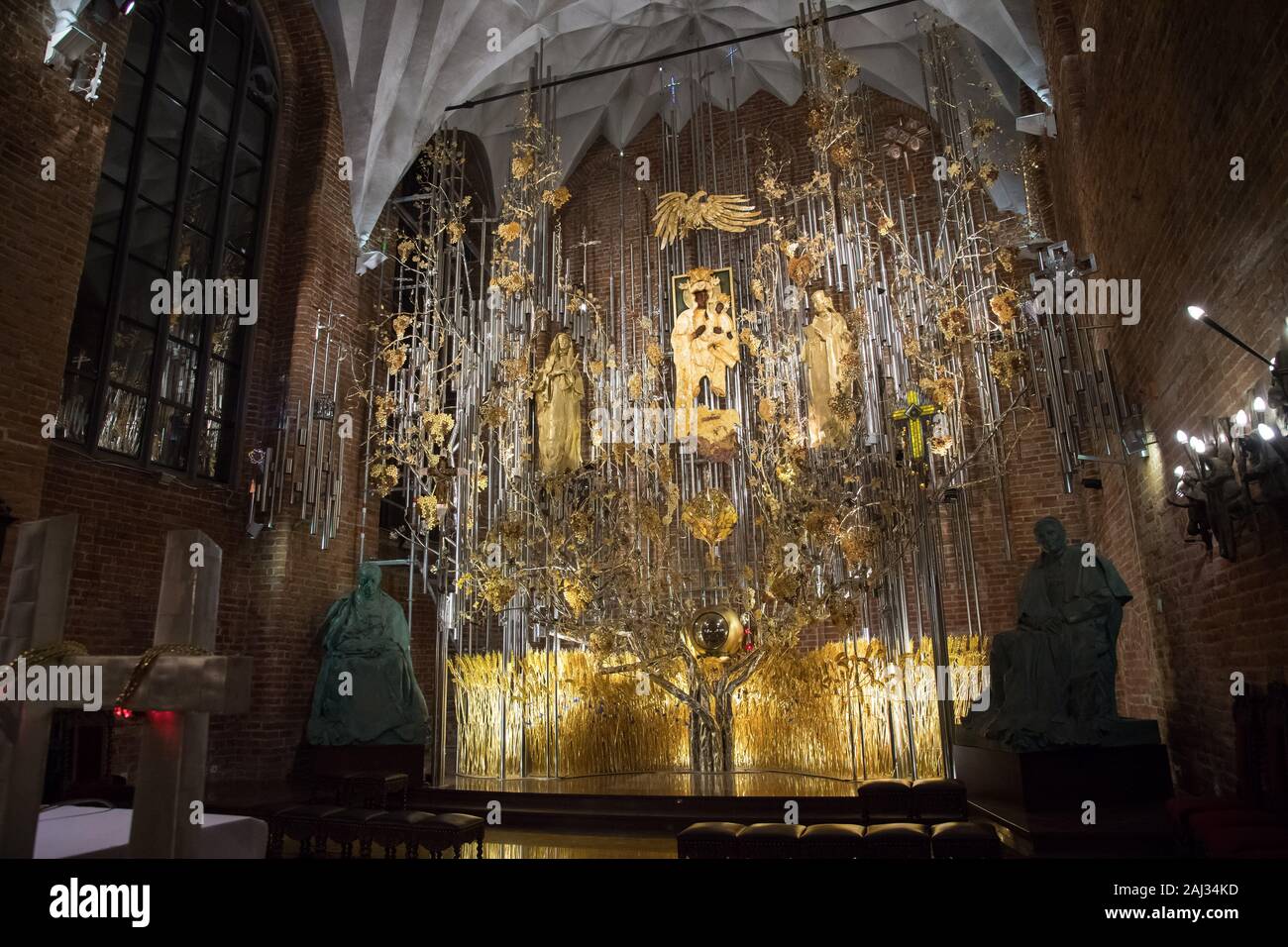 L'Ambra altare in kosciol Sw. Brygidy (St. Brigida la Chiesa) in Gdansk, Polonia, 16 dicembre 2019. L altare è la più grande struttura ambra in w Foto Stock