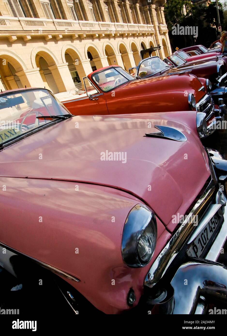 Automobili tradizionali presso la piazza centrale Parque Central a l'Avana, Cuba Foto Stock