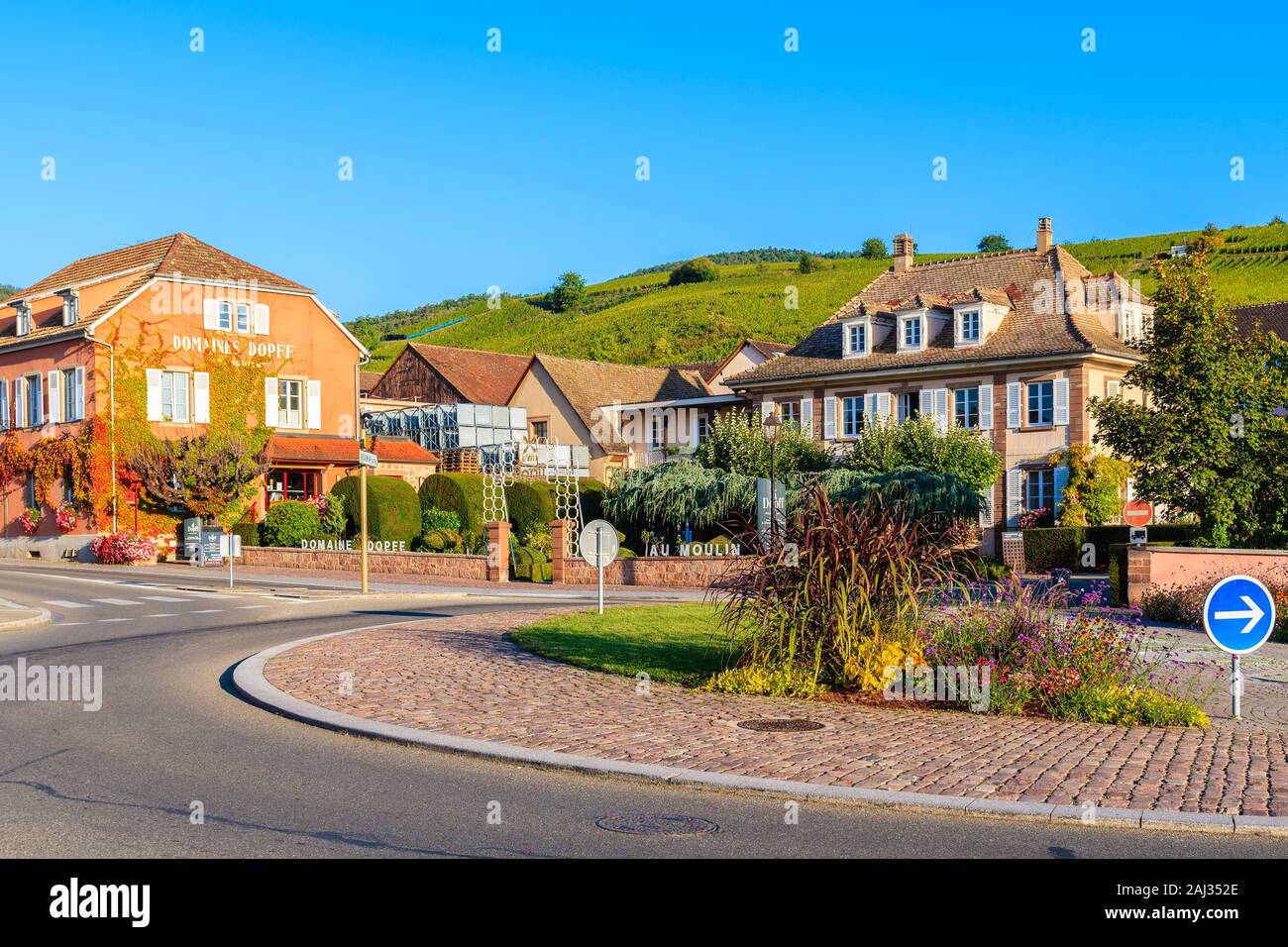 Alsazia regione vinicola, Francia - Sep 19, 2019: Street con case tipiche e ristoranti in Riquewihr pittoresco villaggio che si trova su alsaziano Wi Foto Stock