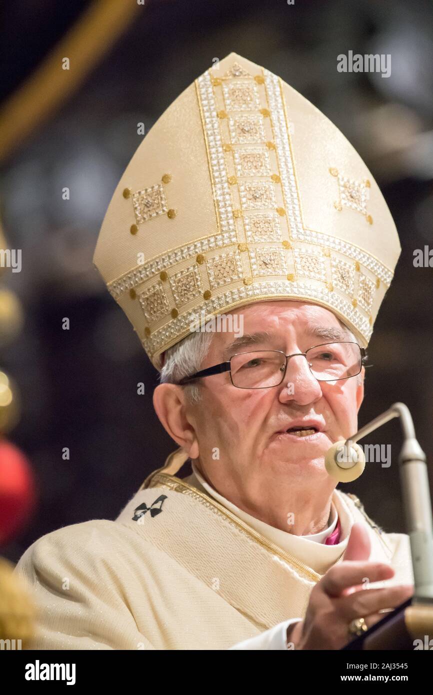 Slawoj Leszek Glodz arcivescovo di Danzica durante la messa di mezzanotte in mattoni in stile gotico archikatedralna Bazylika pod wezwaniem Trojcy Swietej, Najswietszej Mari Foto Stock