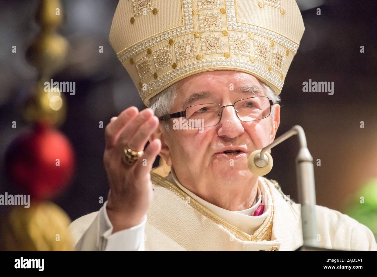 Slawoj Leszek Glodz arcivescovo di Danzica durante la messa di mezzanotte in mattoni in stile gotico archikatedralna Bazylika pod wezwaniem Trojcy Swietej, Najswietszej Mari Foto Stock