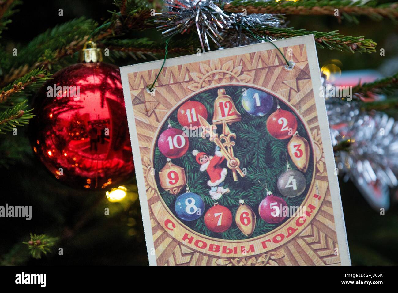 Sovietica cartolina di Natale e una palla rossa appeso a un albero di Natale in Russia Foto Stock