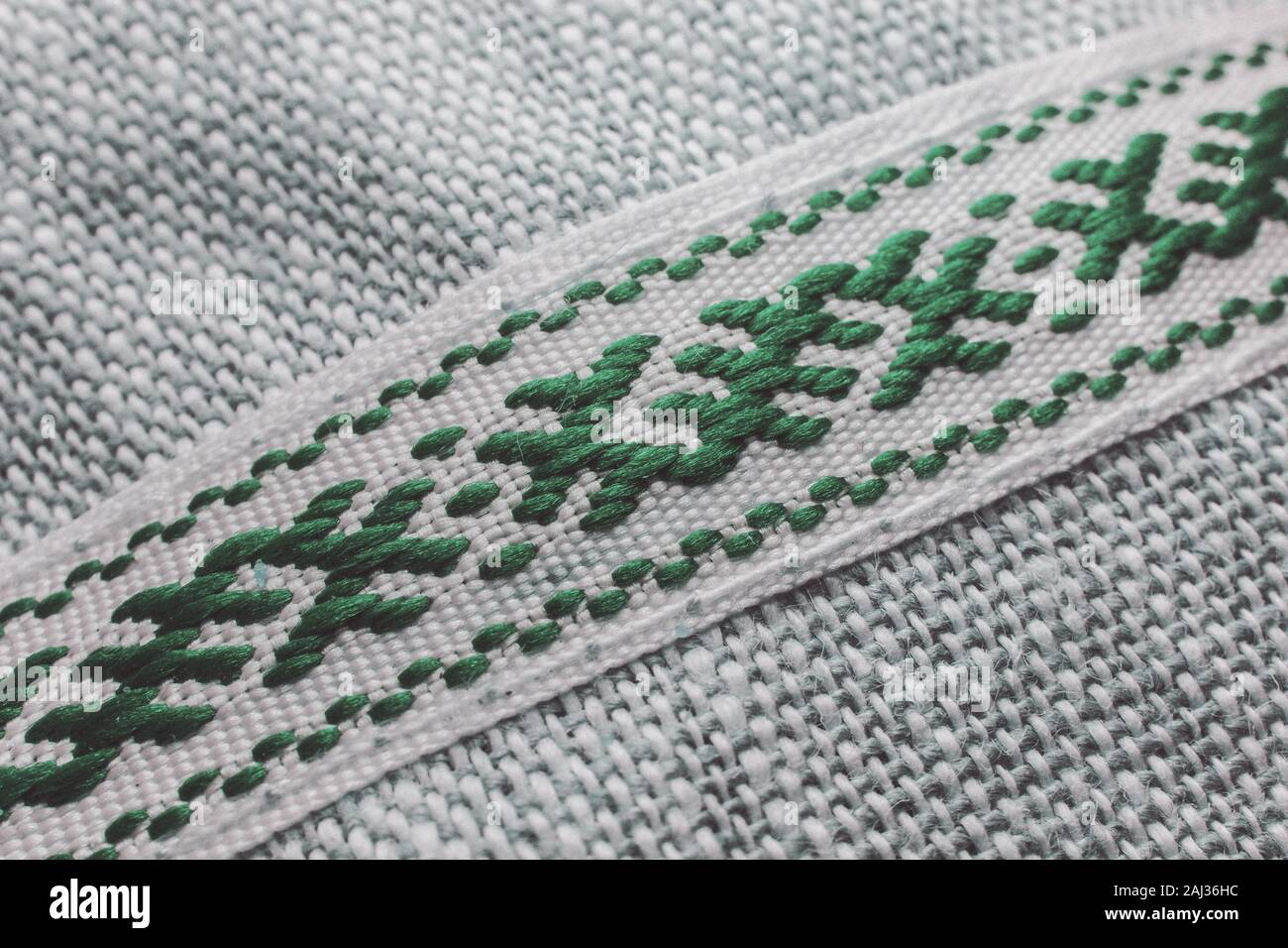 Artistico di close-up di simbolico tradizionale verde combinato di armatura fili bianco su sfondo bianco in parziale focus Foto Stock