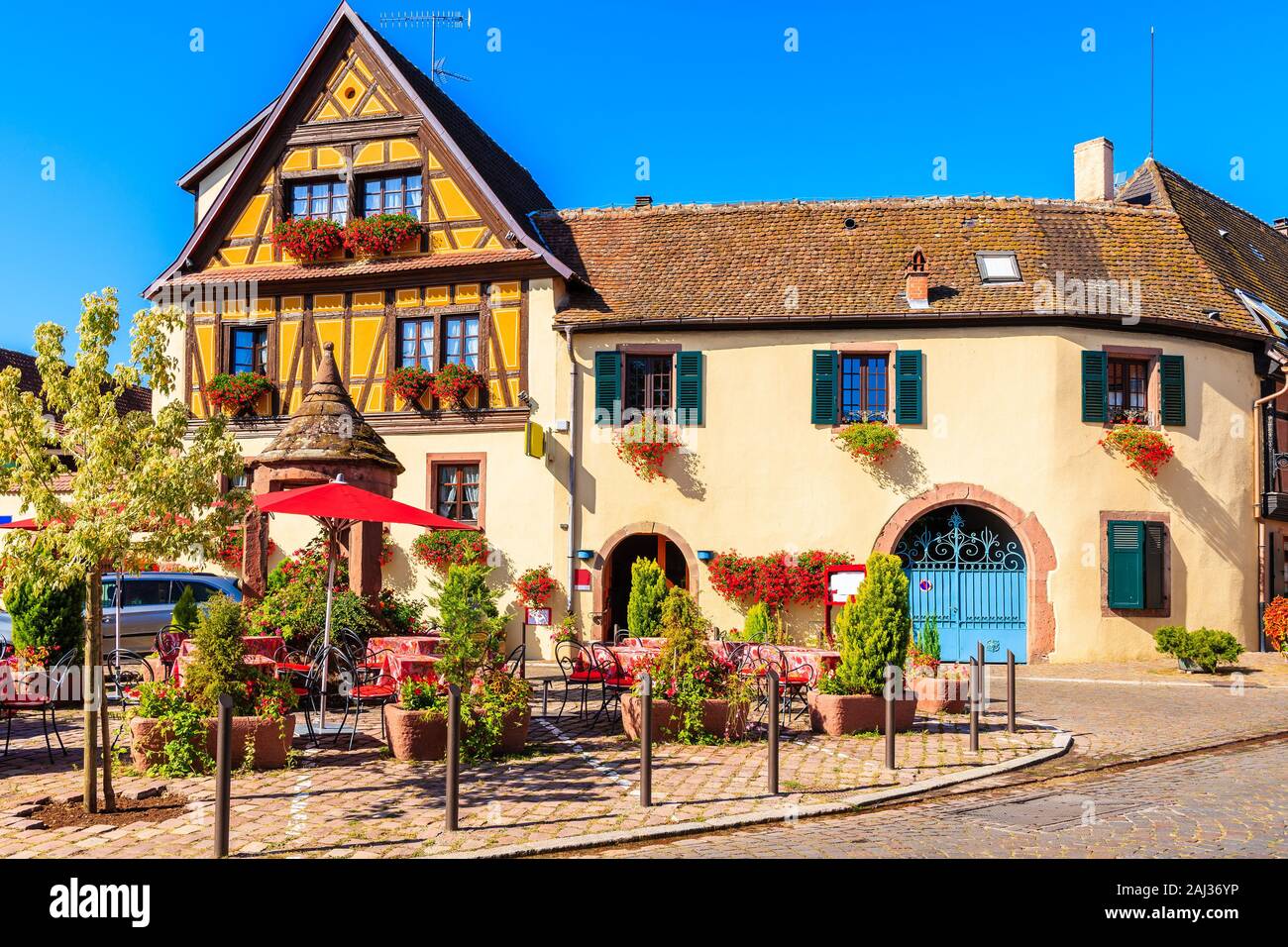 Tavole di ristorante sulla piazza del villaggio di Kintzheim che si trova sulla famosa strada dei vini di Alsazia, Francia Foto Stock