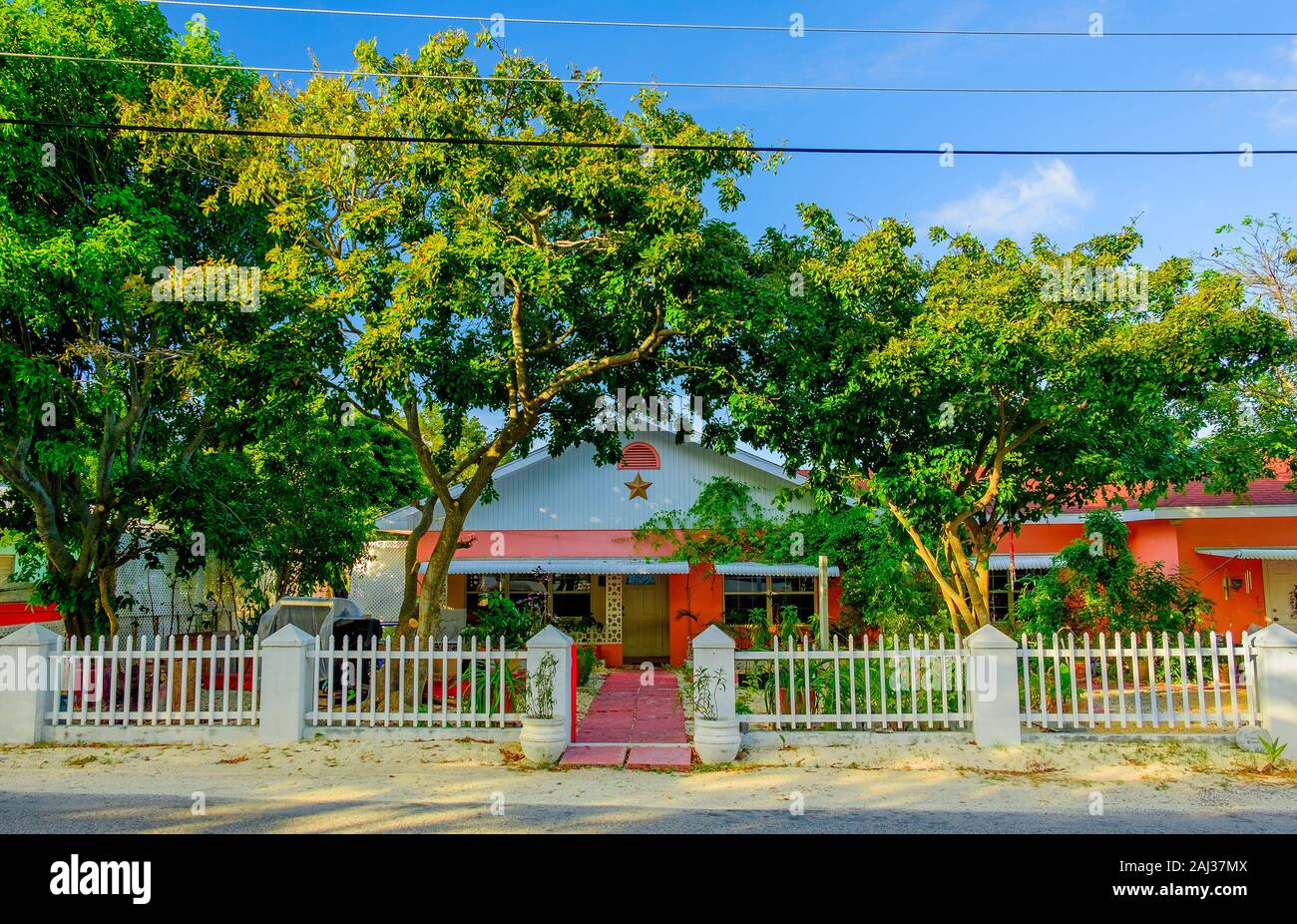 Grand Cayman, Isole Cayman, 2018 dicembre, colorata casa in stile caraibico nel distretto di West Bay sulla strada Foto Stock