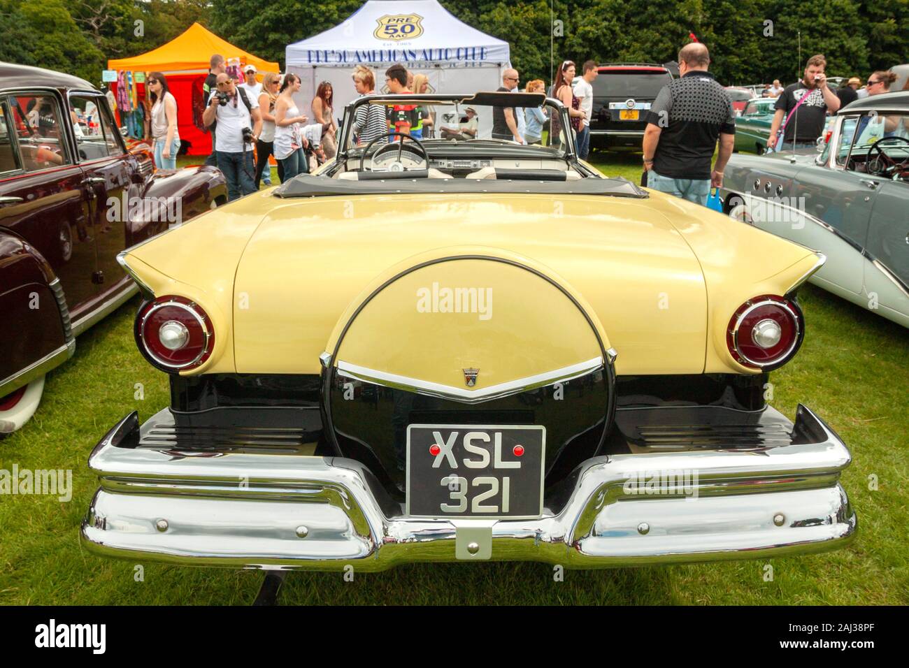 Vista posteriore classica Ford Fairlane 500 Skyliner 1957 d'epoca americana Foto Stock
