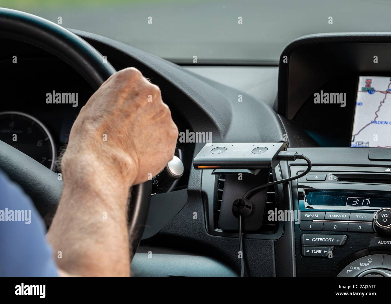Morgantown WV - 2 Gennaio 2020: Amazon eco Smart Auto Voice Operated dispositivo installato in una macchina per fornire servizi di Alexa Foto Stock