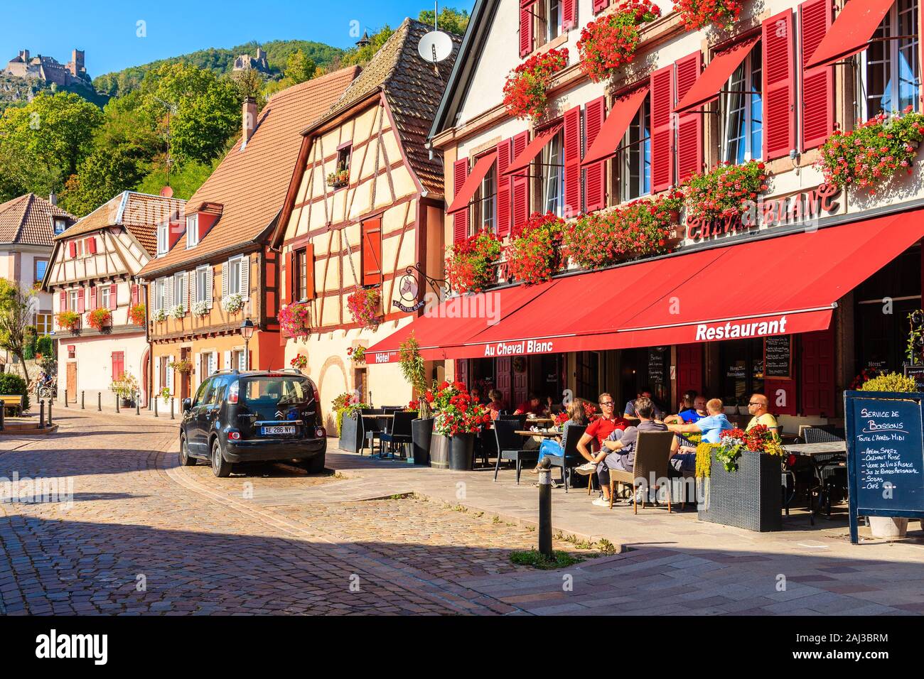 Alsazia regione vinicola, Francia - Sep 20, 2019: Persone a pranzo nel ristorante sulla strada di Ribeauville villaggio che si trova sul vino Alsaziano percorso, Franc Foto Stock