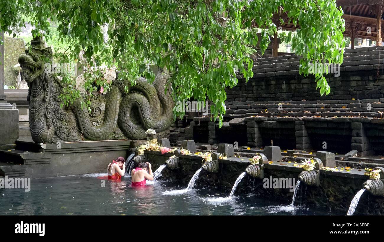 MANUKAYA, INDONESIA- Marzo,22, 2018: ampia vista di due donne e un elefante statua al santo fontana a molla, Bali Foto Stock