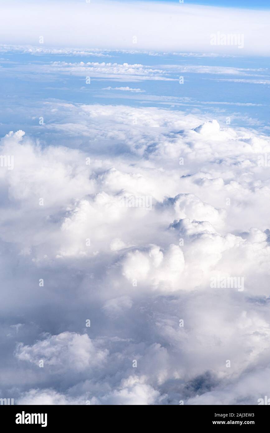 Bellissimo cielo sopra le nuvole. In verticale sullo sfondo di un cielo nuvoloso Foto Stock