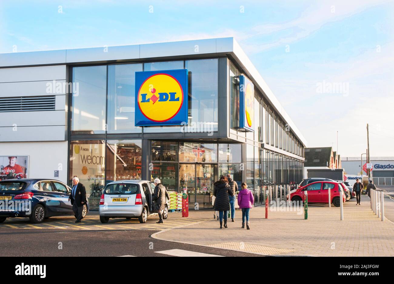 Gli amanti dello shopping in corso per la costruzione di un nuovo negozio Lidl in Poulton le Fylde Lancashire England Regno Unito i costi di vendita cuttring elementi quali bevande, cibo, abbigliamento ecc. Foto Stock