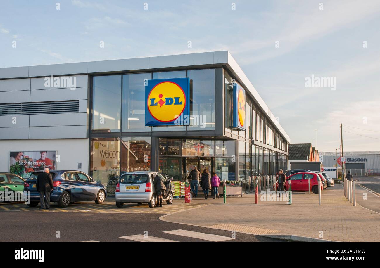 Gli amanti dello shopping in corso per la costruzione di un nuovo negozio Lidl in Poulton le Fylde Lancashire England Regno Unito i costi di vendita cuttring elementi quali bevande, cibo, abbigliamento ecc. Foto Stock