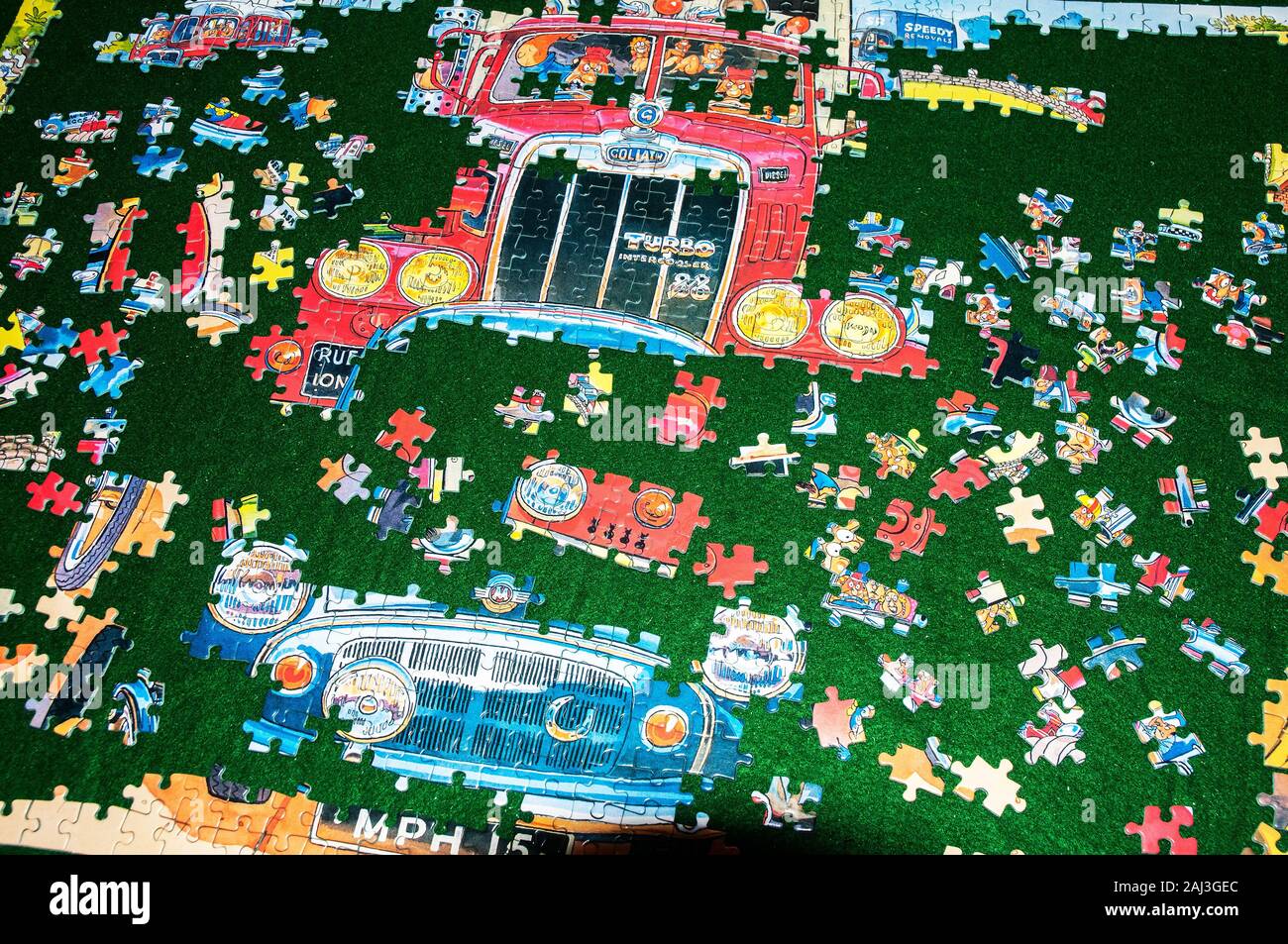 Puzzle parzialmente eseguita su un grean baíz roll up mat. Fare un puzzle può essere terapeutico e rilassante. Foto Stock