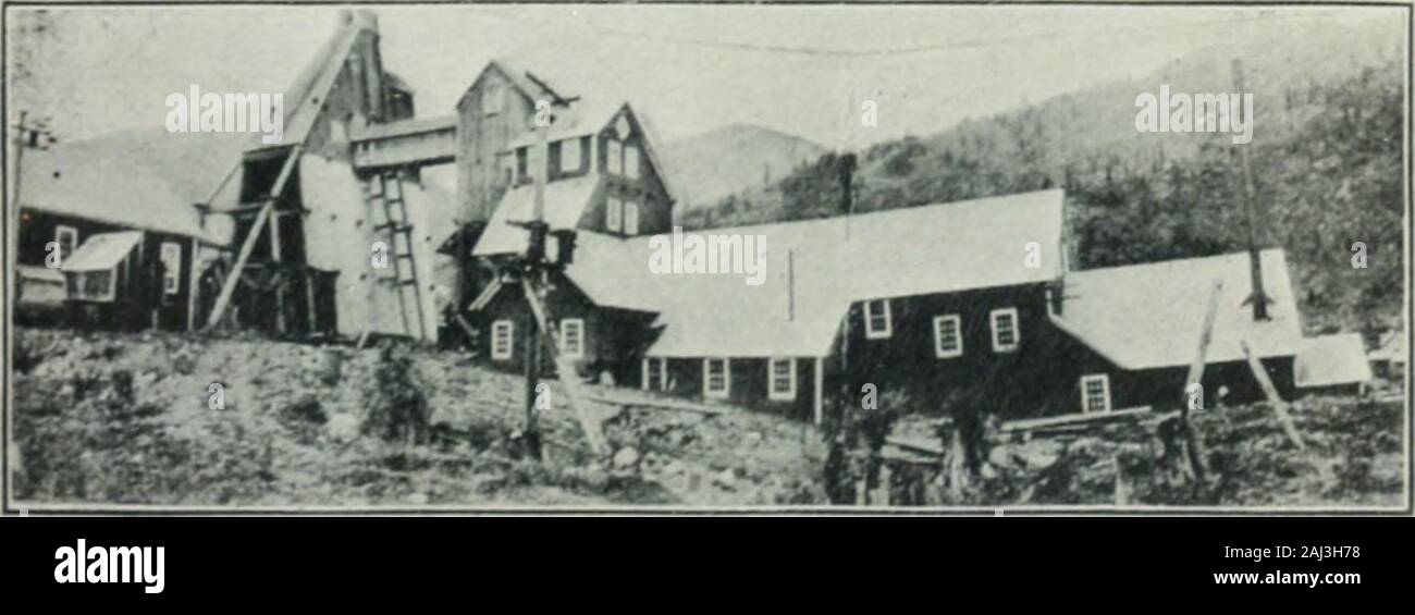 Le transazioni . y &gt;fe "&GT;ri scomparti.. Il compressore e l'albero Crusher paranco House II ise Casa mulino trating il bianco Bi Miniera di lb1 .-&GT;:;: sarà visto da queste tabelle che 1.563 tonnellate di minerale werehoisted in agosto. Di questo, 563 tonnellate sono state il minerale di spedizione, 200 tonnellate di rifiuti e 800 tonnellate di minerale di fresatura che ha dato 80 tonnellate di con-centrate. Il minerale viene issata in auto al terzo piano dell'albero casa,o telaio della testa (vedi Tavola IV), che è di 50 piedi sopra il collarof l'albero. È quindi trammed attraverso un passaggio di overhead(vedere la fotografia) 45 lunga, al mulino dove è oggetto di pratiche di dumping su toa 2 grizzly. Il rebbio Foto Stock