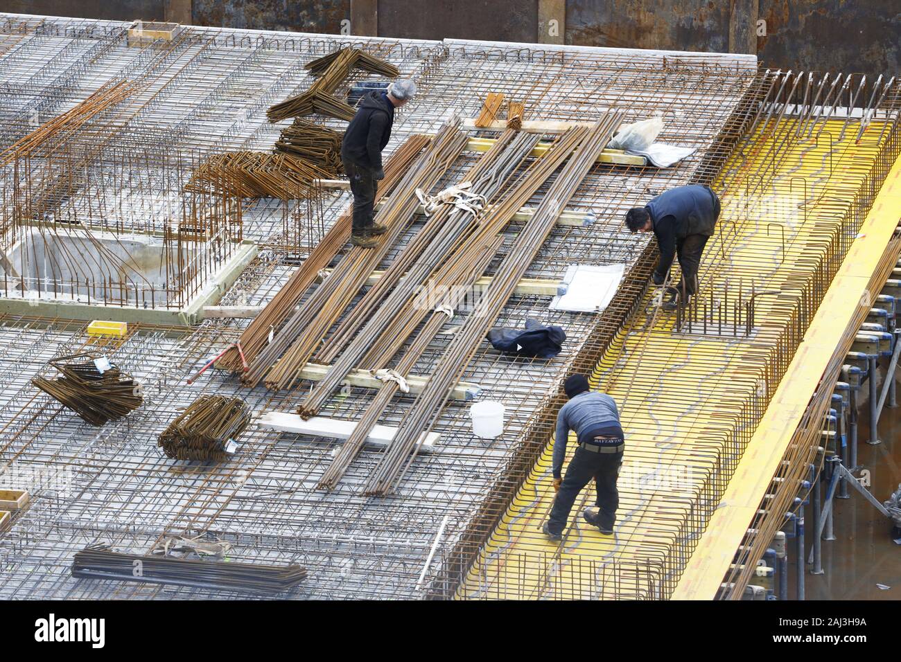 Sito in costruzione, cemento armato rebar, per un edificio a soffitto, vengono assemblati, Foto Stock