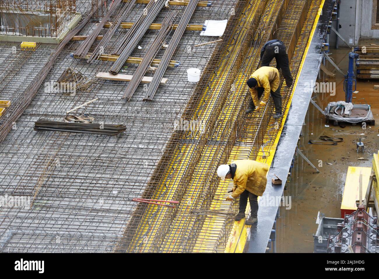 Sito in costruzione, cemento armato rebar, per un edificio a soffitto, vengono assemblati, Foto Stock