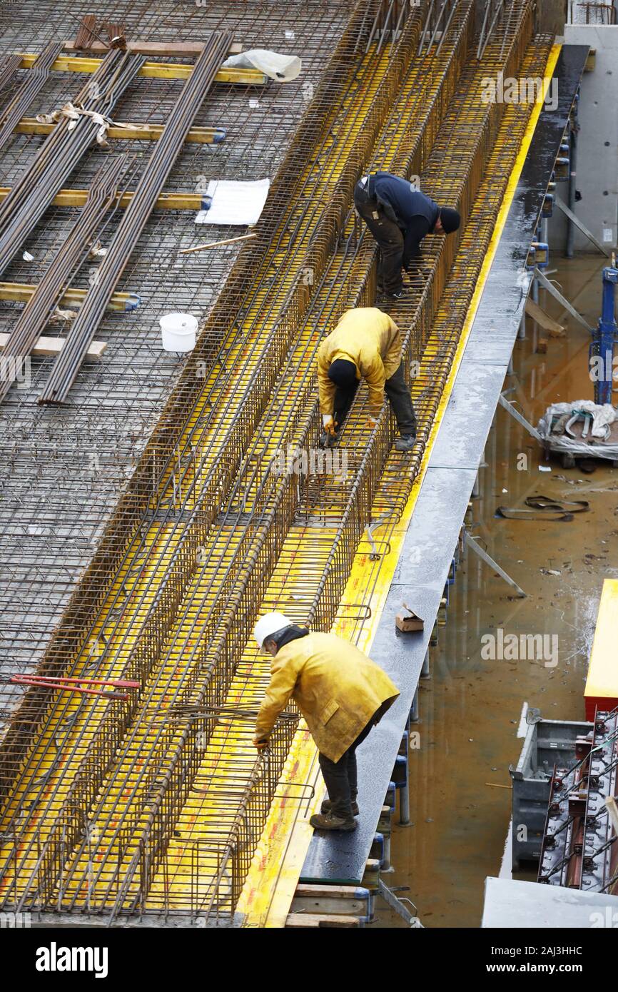 Sito in costruzione, cemento armato rebar, per un edificio a soffitto, vengono assemblati, Foto Stock