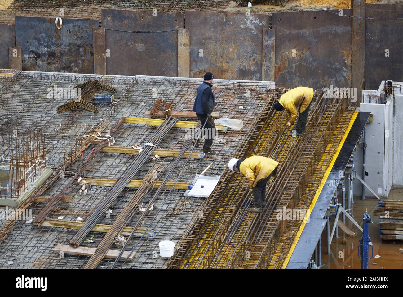 Sito in costruzione, cemento armato rebar, per un edificio a soffitto, vengono assemblati, Foto Stock