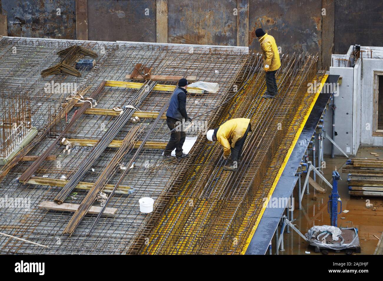 Sito in costruzione, cemento armato rebar, per un edificio a soffitto, vengono assemblati, Foto Stock