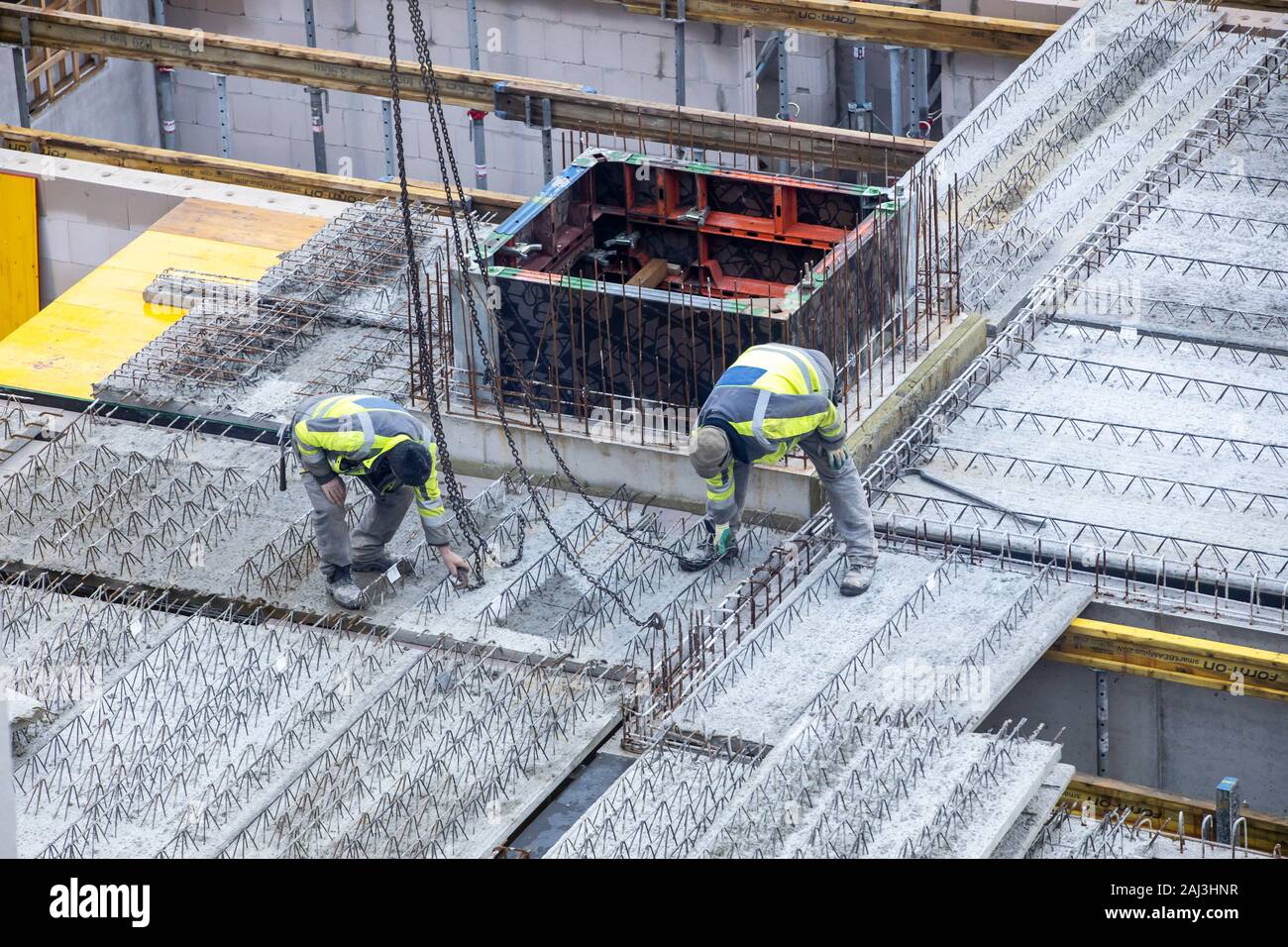 Sito in costruzione, montaggio di elemento massimali in semi-costruzione di prefabbricati, questi vengono poi riempiti di calcestruzzo gettato in opera, Foto Stock